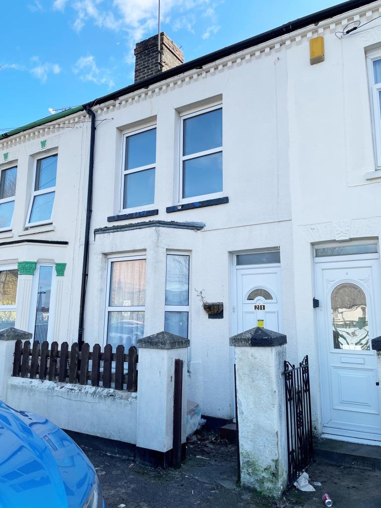 Lot: 1 - THREE-BEDROOM MID-TERRACE HOUSE - Bay fronted mid terrace house